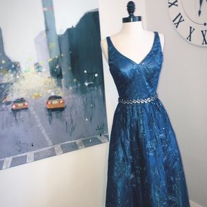 Size 4, Cachet Cocktail Dress